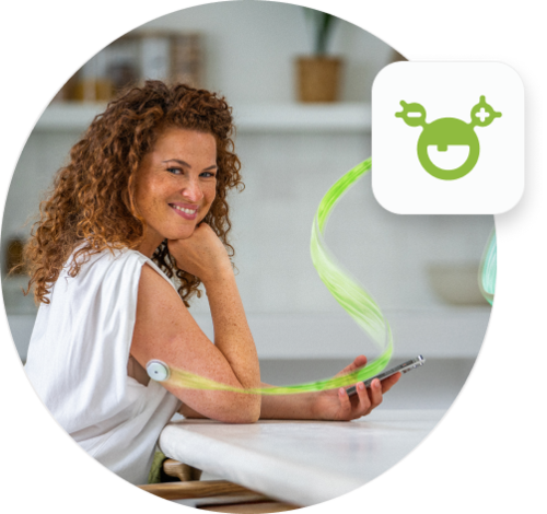 Kobieta korzystająca z aplikacji mySugr, nosząca sensor CGM Accu-Chek SmartGuide.